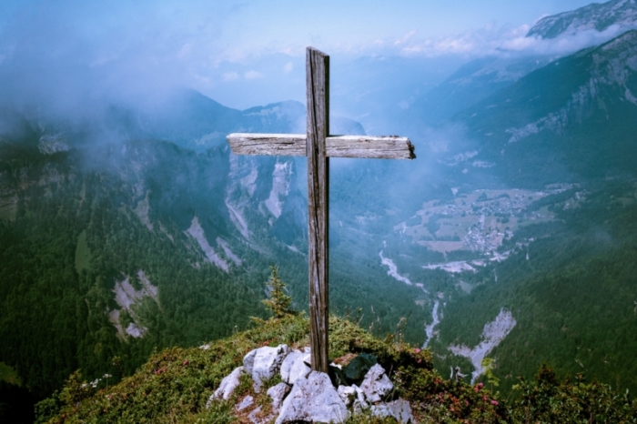 hugues-de-buyer-mimeure-321544-unsplash-1-1 Kreuz
